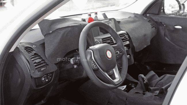 Фотошпионами рассекречен салон BMW X3 нового поколения