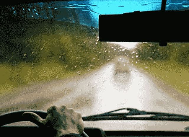 Как управлять автомобилем во время дождя