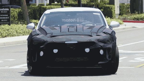 Серийная версия Kia GT впервые замечена фотошпионами