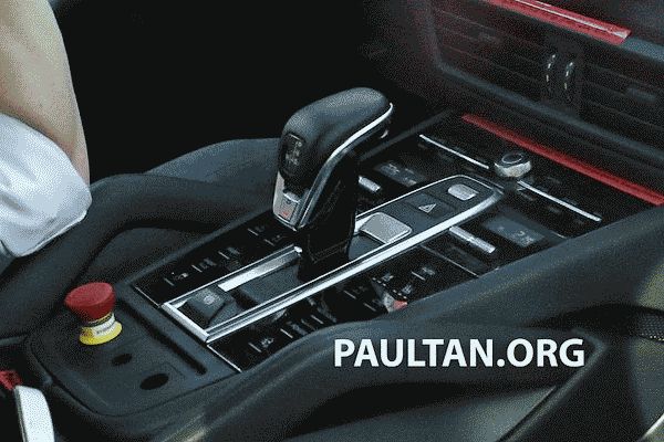 Фотошпионами рассекречен салон нового Porsche Cayenne