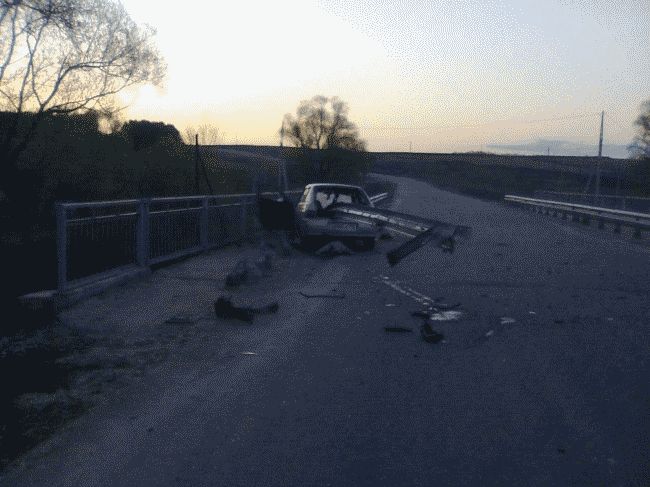 В Татарстане легковушка оказалась насквозь проткнутой дорожным ограждением в результате ДТП 