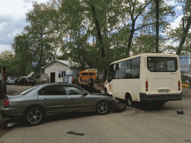 Под Воронежем иномарка влетела в маршрутку, пострадали 5 человек, в том числе 3 детей
