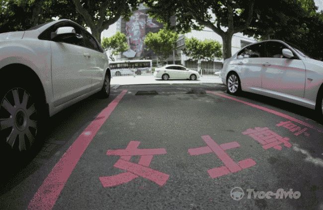 В Китае создали специальные парковочные места для женщин 