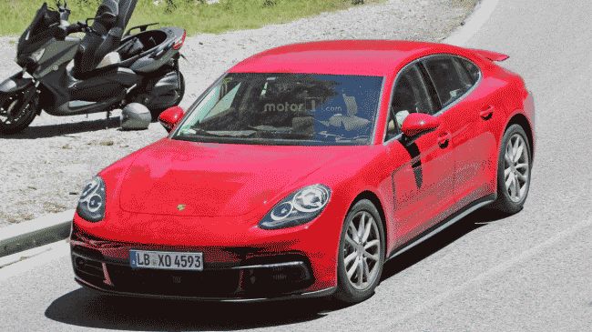 В Сети опубликованы шпионские фото нового поколения Porsche Panamera без камуфляжа