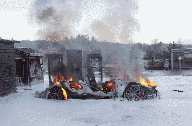 Tesla Model S, купленная норвежцем, сгорела до тла через два дня на заправке 