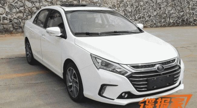 Китайский гибрид BYD обновили в стиле Tesla Model S