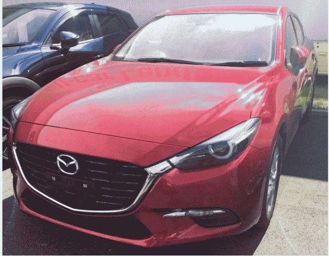 Опубликованы первые «живые» фотографии обновлённого Mazda3 
