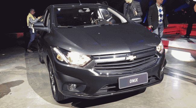 Chevrolet презентовал обновленные хэтчбек Onix и седан Prisma