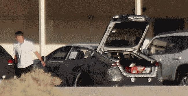 На дорожных тестах замечен серийный прототип новый Kia GT