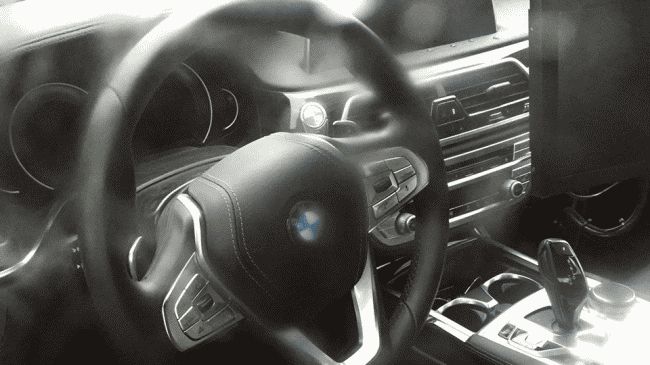 Интерьер новой «пятерки» BMW без камуфляжа рассекречен в Интернете