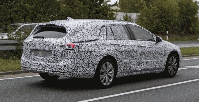 Opel впервые вывел на тесты универсал Insignia нового поколения