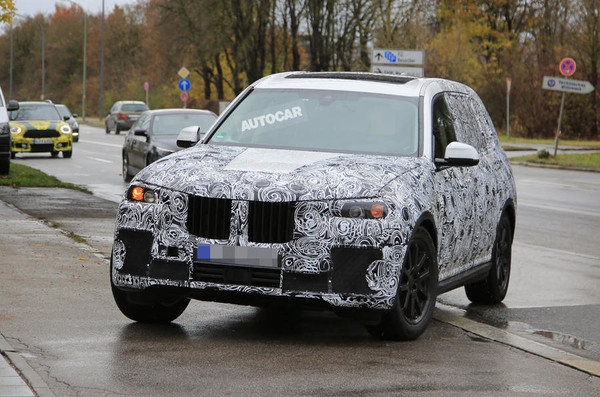 Большой внедорожник BMW X7 впервые показался вживую
