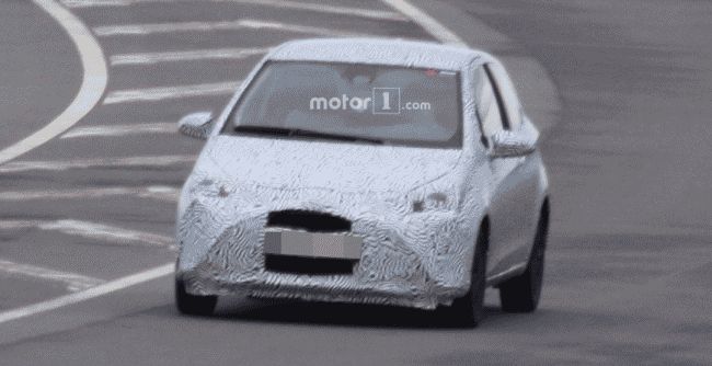 Новое поколение Toyota Yaris впервые заметили на тестах