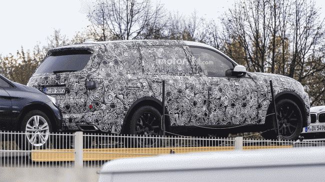 Большой роскошный внедорожник BMW X7 впервые выкатили на тесты