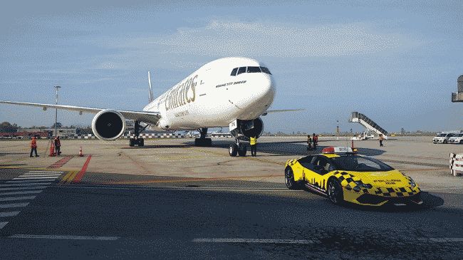 Lamborghini Huracan переехал работать в аэропорт