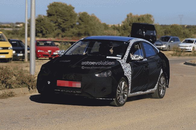 Фотошпионы на дорогах Испании заметили Hyundai Accent нового поколения