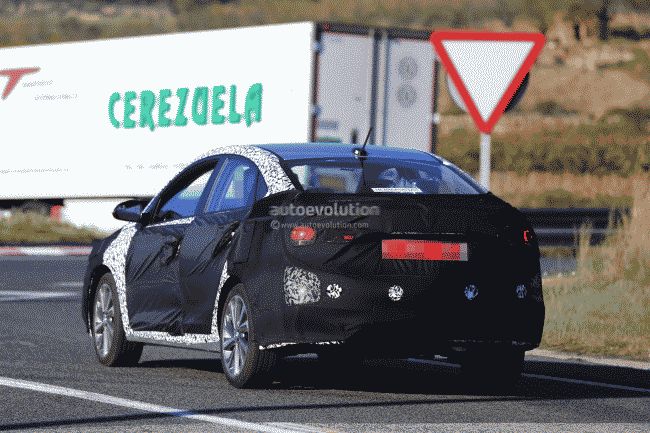 Фотошпионы на дорогах Испании заметили Hyundai Accent нового поколения