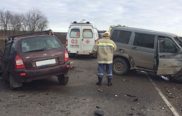 На трассе в Краснодарском крае четыре человека пострадали в столкновении «УАЗа» и «Лады»