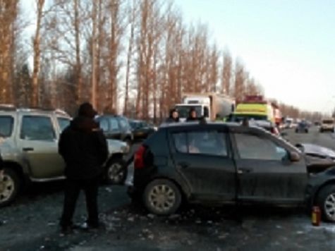 Два человека пострадали в массовом ДТП на трассе под Ярославлем
