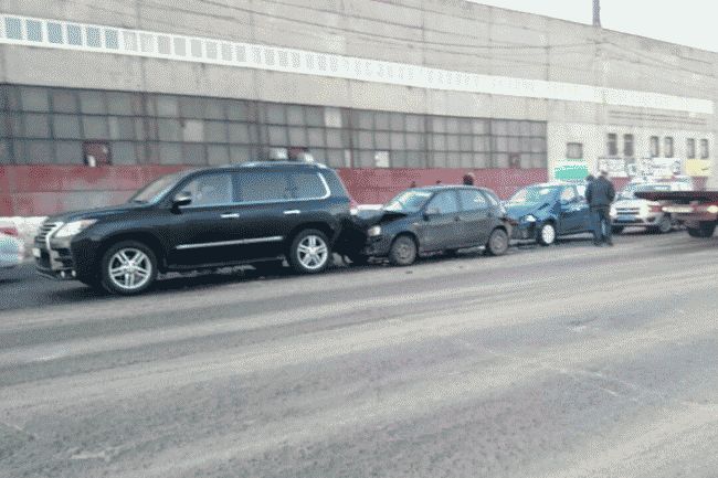 Тройное ДТП устроила автоледи на иномарке в Череповце (фото)