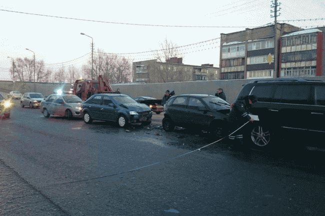 Тройное ДТП устроила автоледи на иномарке в Череповце (фото)