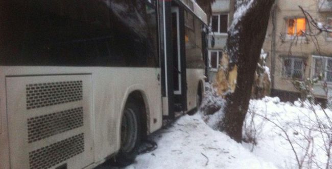 В Сочи городской автобус протаранил четыре припаркованных легковушки 