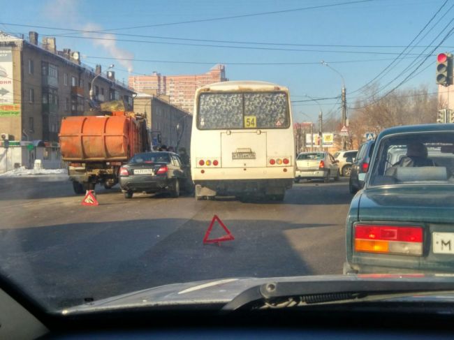 Мусоровоз, автобус и две легковушки‍ стали участниками в Воронеже
