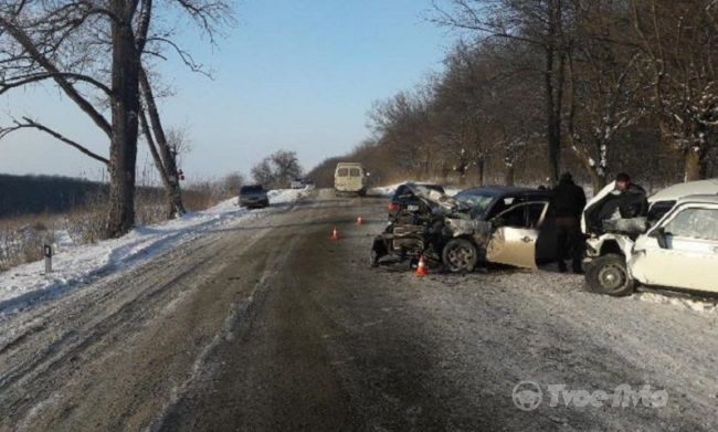 Два человека погибли, трое пострадали в двойном ДТП на Ставрополье
