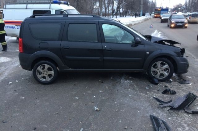 Две молодые автоледи в Воронеже устроили ДТП, одна пострадала