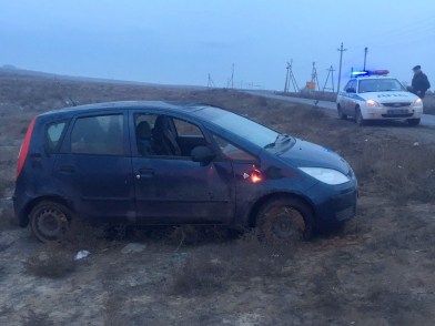 Под Астраханью два человека пострадали в ДТП из-за лопнувшего колеса
