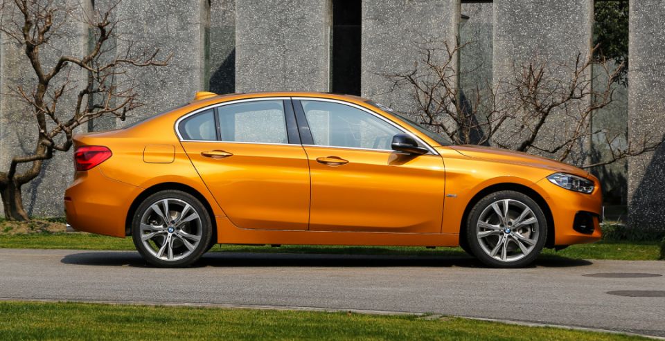 BMW начинает продажи компактного седана 1-Series