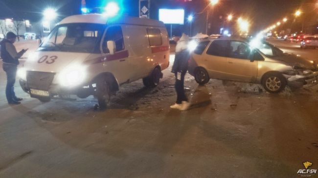 В Новосибирске «Тойота» не пропустила и протаранила «скорую помощь»