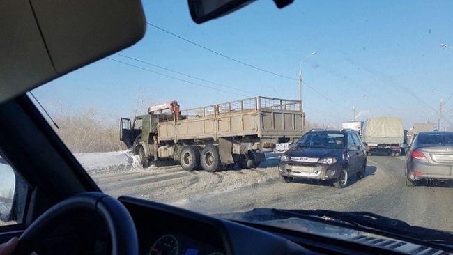 В Самаре водитель «КАМАЗа» не справился с управлением, «собрал» 4 автомобиля и автобус «ПАЗ» (фото)