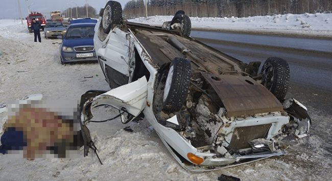 Водитель со стажем погиб на трассе «Елабуга — Пермь», врезавшись в столб