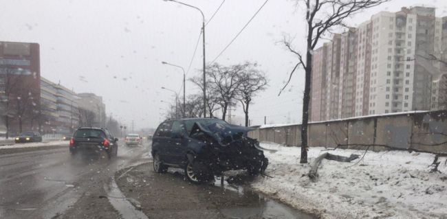 В Петербурге автоледи на BMW X5 влетела в дерево и столб