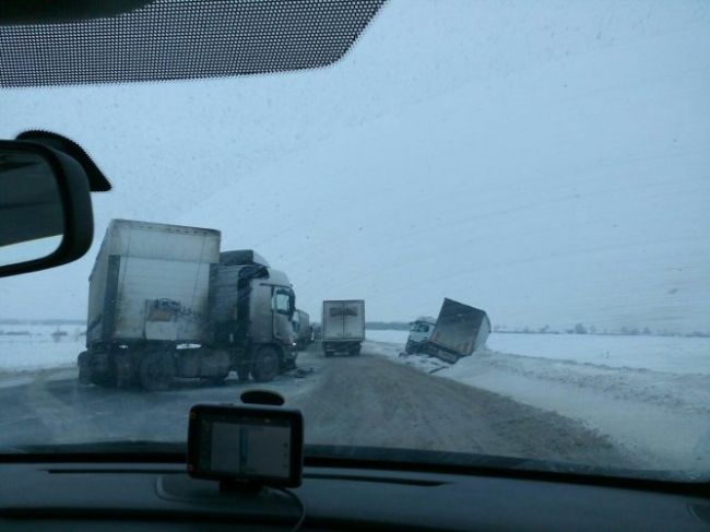 На границе Татарстана и Чувашии столкнулись два грузовика