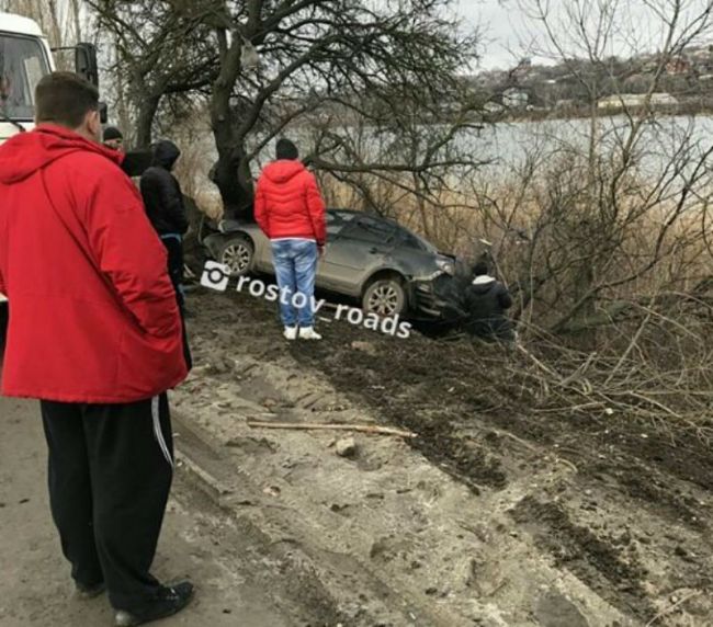 В Ростове «Мазда» зацепила припаркованный автобус и улетела в кювет 