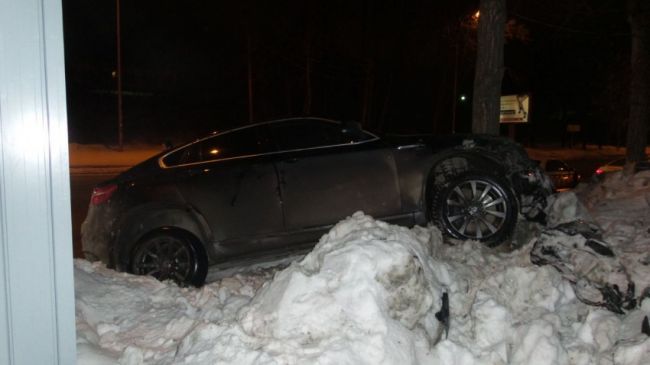 Перепутала педали: в Екатеринбурге девушка протаранила забор автомобилем за 7 млн 