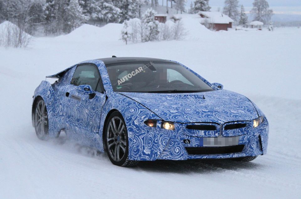 Фотошпионы засекли новый BMW i8 Spyder на дорожных испытаниях