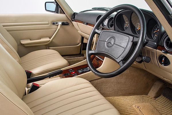 В Великобритании на продажу выставили стоковый Mercedes Benz SL500 1989 года выпуска