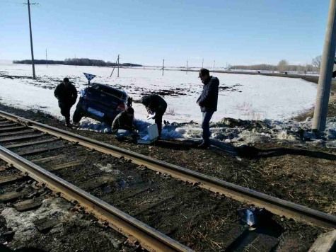 Жуткое ДТП под Оренбургом: «Приора» столкнулась с тепловозом