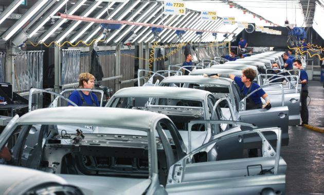 Заводы Петербурга продолжают наращивать объемы производства машин