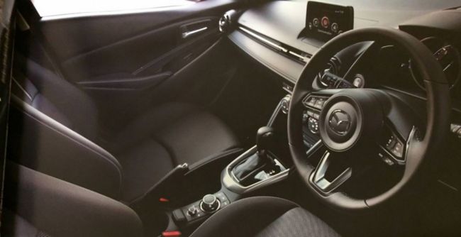 В Сети появились первые официальные фото обновлённого хэтчбека Mazda2