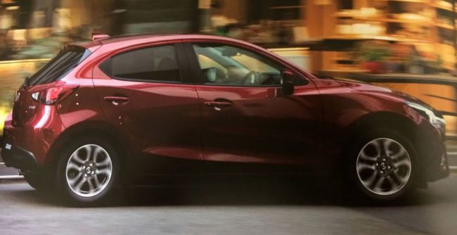 В Сети появились первые официальные фото обновлённого хэтчбека Mazda2