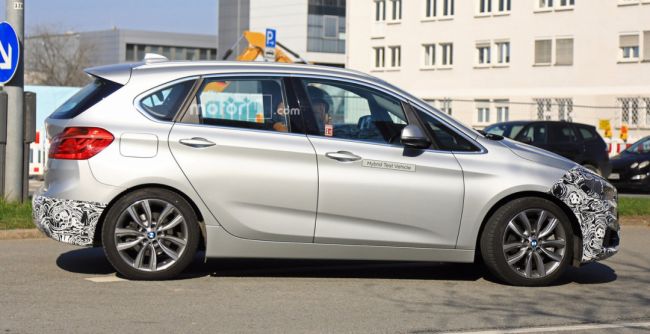 Обновленный BMW 2 Series Active Tourer заметили на тестах в Мюнхене (фото)