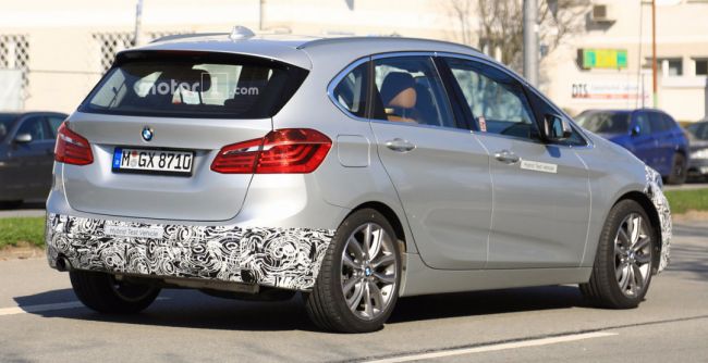 Обновленный BMW 2 Series Active Tourer заметили на тестах в Мюнхене (фото)