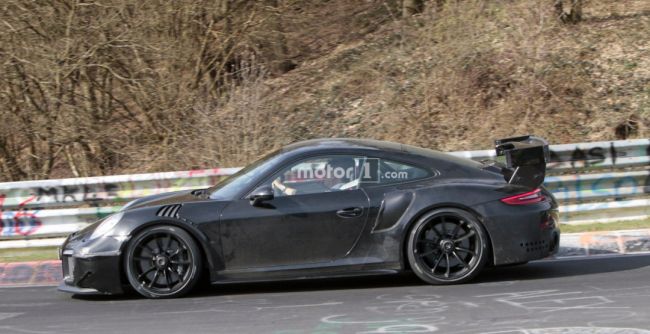 Спорткар Porsche 911 GT2 проходит жёсткие тесты на Нюрбургринге