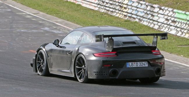 Спорткар Porsche 911 GT2 проходит жёсткие тесты на Нюрбургринге