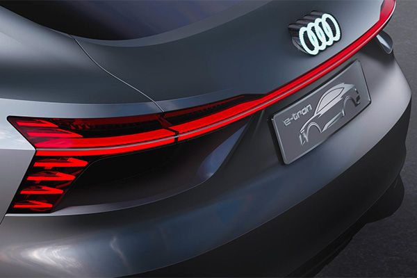 Кроссовер Audi E-Tron Concept Sportback рассекречен на изображениях до премьеры