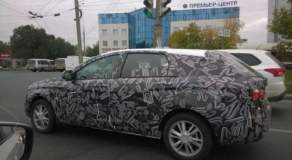 Появились первые фото Lada Vesta Cross с дорожных испытаний в России